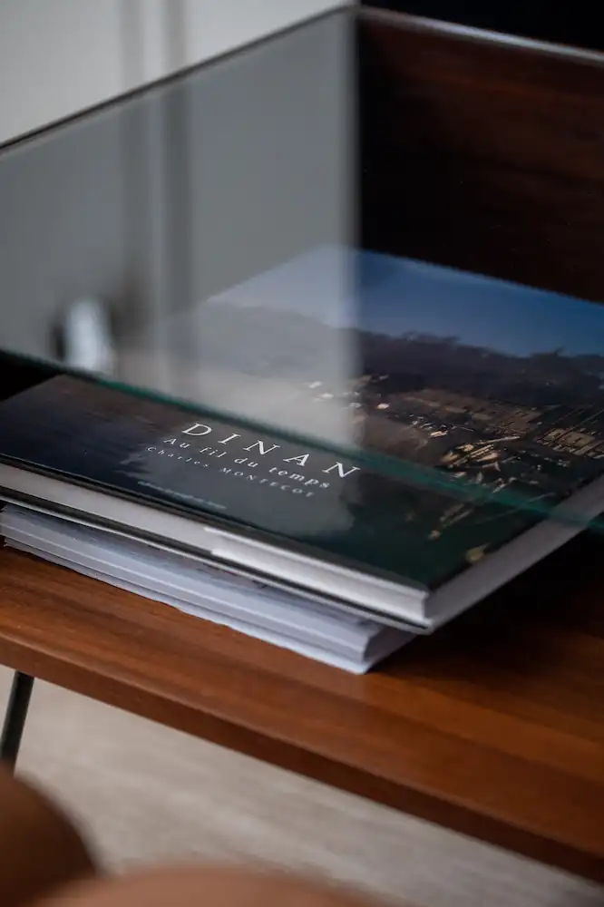 Livre touristique de Dinan posé sur une table basse